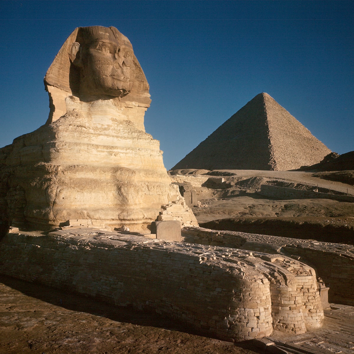 sphinx-with-great-pyramid-in-background